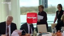 Almanya İçişleri Bakanı, koronavirüs nedeniyle Merkel’in elini sıkmadı