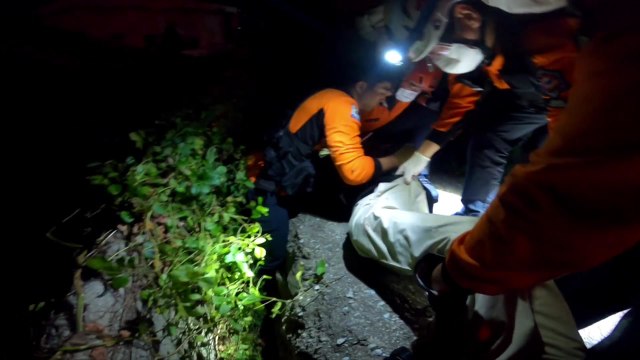 부산 서대신동 주택가 배수로에 빠진 60대...병원 이송 / YTN