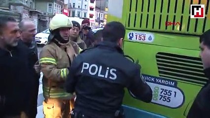 Halk otobüsünün altında yatan vatandaşı zorla çıkardılar