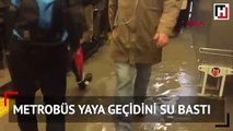 Metrobüs yaya geçidini su bastı