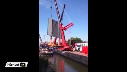 Hollanda'da dehşet! İki dev vinç evlerin üzerine devrildi