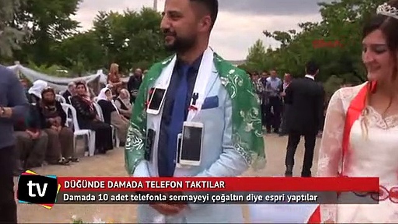 Düğünde damada altın yerine telefon taktılar