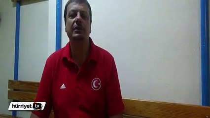 Ergin Ataman ve Galatasaray LH oyuncusu su dolu kova...