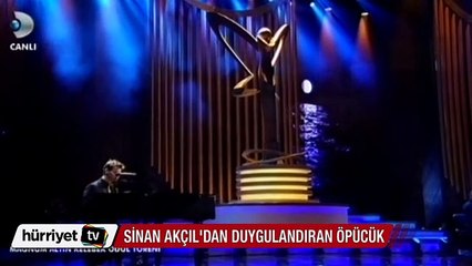 Altın Kelebek'te Sinan Akçıl'dan duygulandıran öpücük