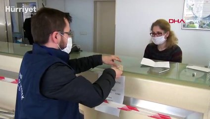 Endişelendiren görüntü! Yaşlı kadın maaşını getiren görevliyi alnından öptü...