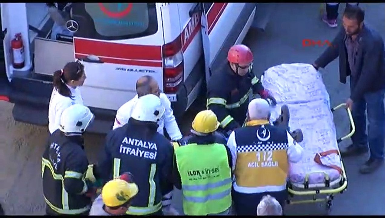 Antalya'nın Kepez İlçesi'nde alt geçit inşaatı çalışmaları sırasında iskele çöktü