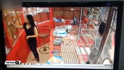 Silahı görünce çaldığı altını kuzu kuzu geri koyan hırsız