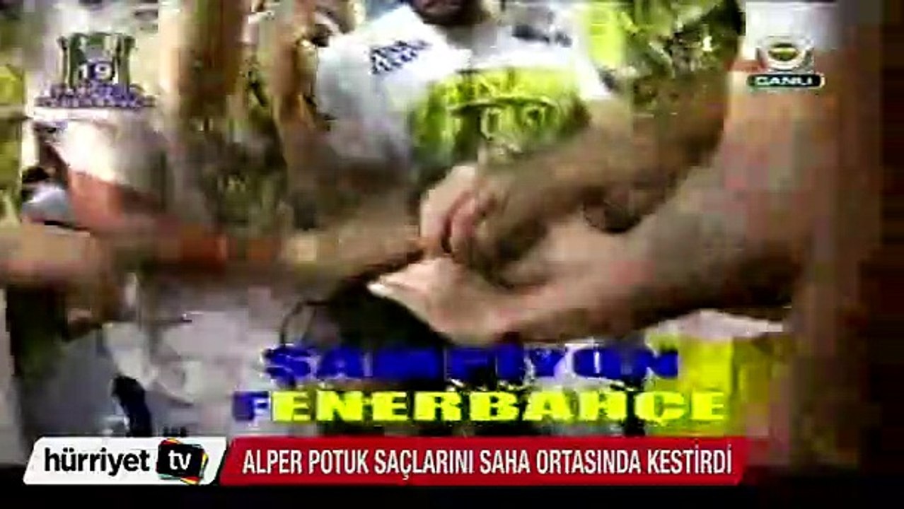 Alper Potuk saha ortasında saçlarını kestirdi