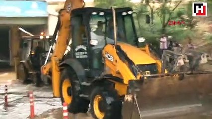 Sancaktepe'de yağmur alt geçitte araçlar mahsur kaldı