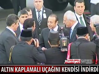 ALTIN KAPLAMALI UÇAĞINI KENDİSİ İNDİRDİ