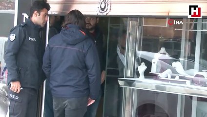 Duvarını balyozla delerek girdikleri kuyumcudan 4,5 kiloya yakın altın çaldılar