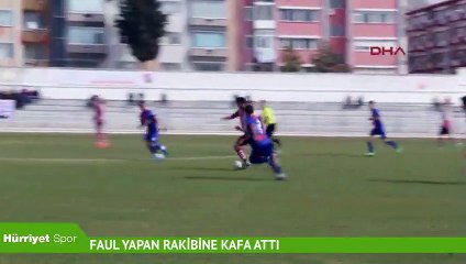 Kendisine faul yapan rakibine kafa attı