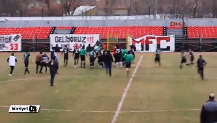 Amatör maçta önce kavga sonra kucaklaşma