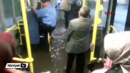 Yolcu otobüsünün içine sel suları doldu