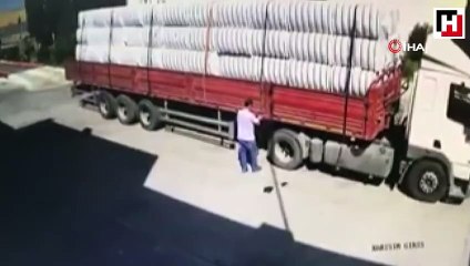 Tırın dorsesinden işçinin üzerine pamuk balyaları böyle düştü