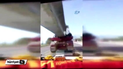 Otomobil TIR’ın dorsesinin altından geçti