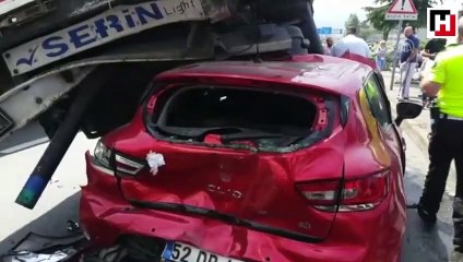 Trabzon'da otomobil TIR'ın altında kaldı