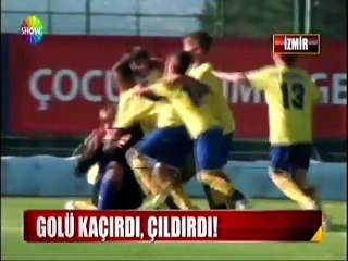 Küçük futbolcu golü kaçırınca gözyaşlarına boğuldu