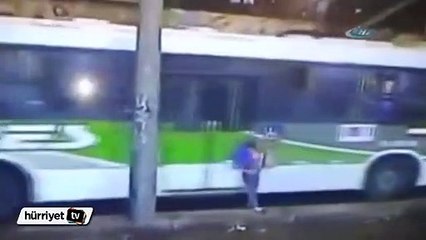 Sarhoş kadın otobüsün altında kalarak öldü