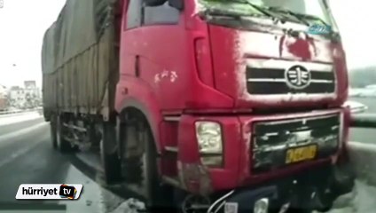 TIR'ın altında metrelerce sürüklendi