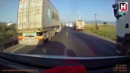 Ambulansın sesini duyan İzmirli vatandaşlardan örnek davranış