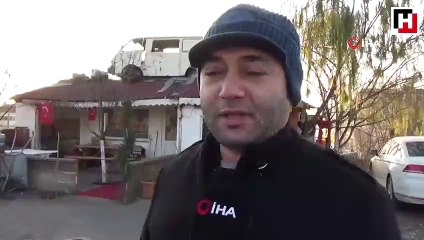 Çatıdaki minibüs görenleri şaşırtıyor