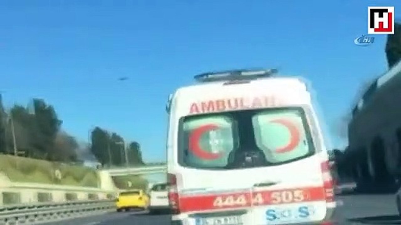 E-5 Karayolu’nda trafik magandası ambulansa böyle makas attı