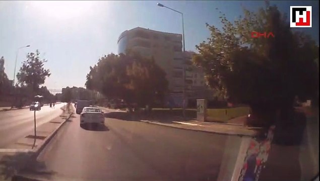 Yol isteyen ambulans şoförüne tepki gösterdi