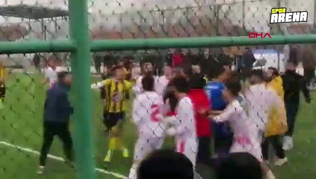 Futbolcuların tekme tokat kavgası, amatör maçı tatil ettirdi