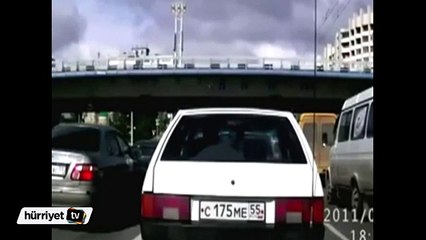 Taklalar atan ambulans otomobilleri böyle ezdi