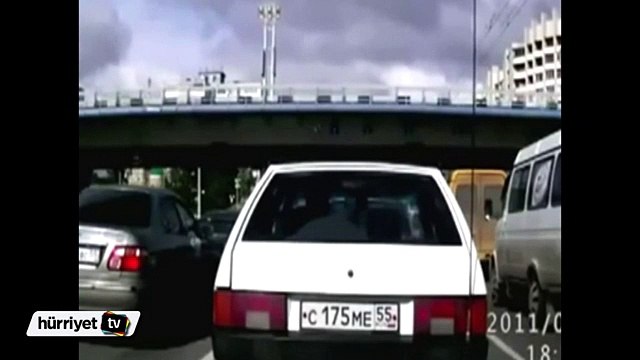 Taklalar atan ambulans otomobilleri böyle ezdi
