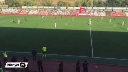 Bunu da gördük! Ambulansla sahaya girdi