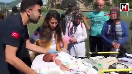 Ambulans helikopterle hastaneye sevk edilen Eflin'in annesinin gözyaşları