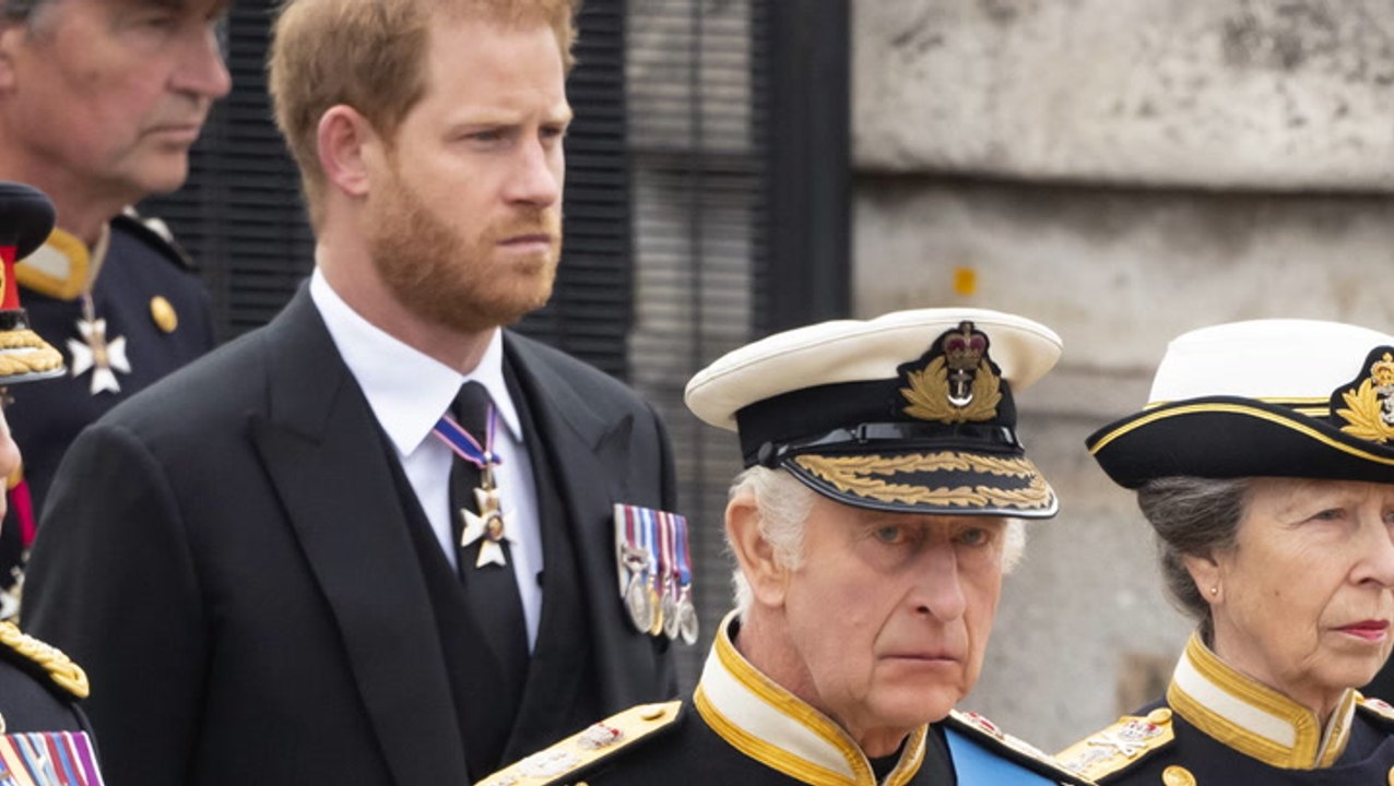 König charles iii.: neues bild enthüllt, wie er zu harry steht