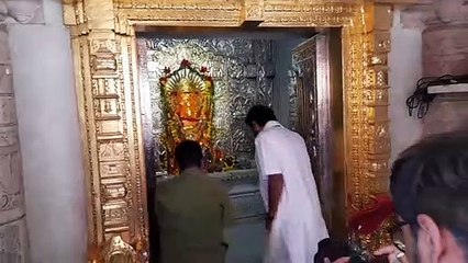 Download Video: गिरी बापू ने त्रिपुरा सुंदरी मंदिर में किए दर्शन