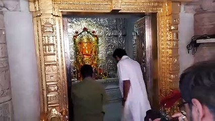 गिरी बापू ने त्रिपुरा सुंदरी मंदिर में किए दर्शन