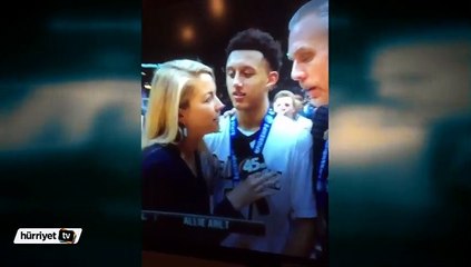 Röportaj sırasında dondu kaldı