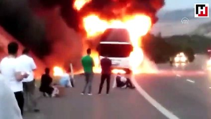 Seyir halindeki yolcu otobüsü yandı