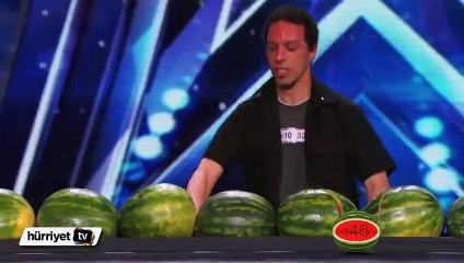 Kafasıyla 45 karpuz kırdı!