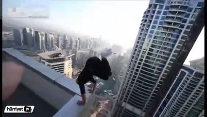 Gökdelenin tepesinde amuda kalktı