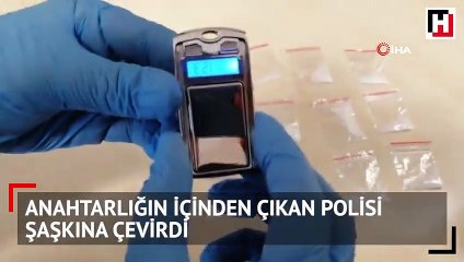 Anahtarlığın içinden çıkan polisi şaşkına çevirdi