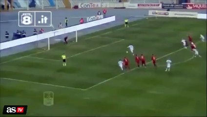 Gol sevincini abarttı, ayağı reklam panosuna girdi