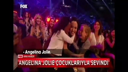 Angelina Jolie ödül sevincini çocukları ile paylaştı