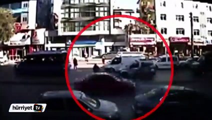 Yaşlı kadına motosikletin çarpma anı güvenlik kamerasında