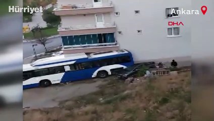 Freni boşalan belediye otobüsünün apartmana çarpma anı kamerada