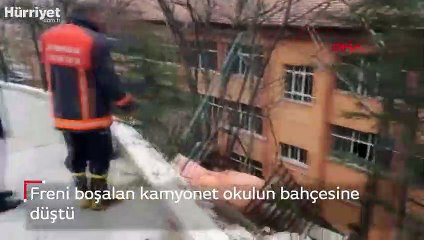 Freni boşalan kamyonet okulun bahçesine düştü