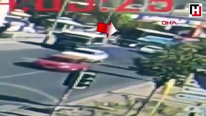 Halk otobüsünün yayalara çarptığı kaza anı güvenlik kamerasında