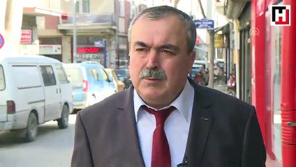 İkiz kuzulara "bebek gibi" bakıyor
