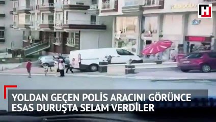 Yoldan geçen polis aracını görünce esas duruşta selam verdiler