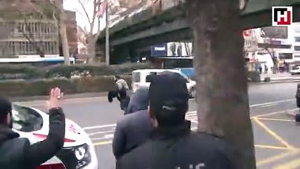 Eli bıçaklı bir kişi polise zor anlar yaşattı